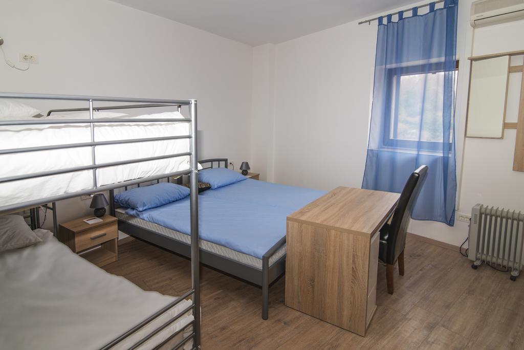 Hostel Bordada คราลเยวีจา ภายนอก รูปภาพ